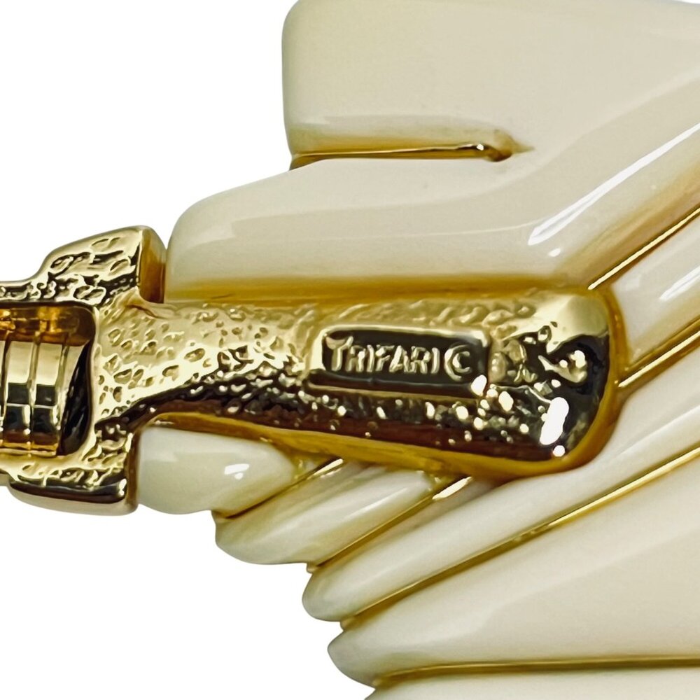 Crown Trifari Gold Tone & Cream Lucite Necklace With Clip On Earrings (5832) - Picture 7 of 9